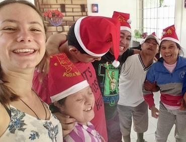 Leonie im Kunstprojekt in Ecuador