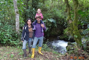 Farmerin Marisol mit Kind und Nachbar Keith
