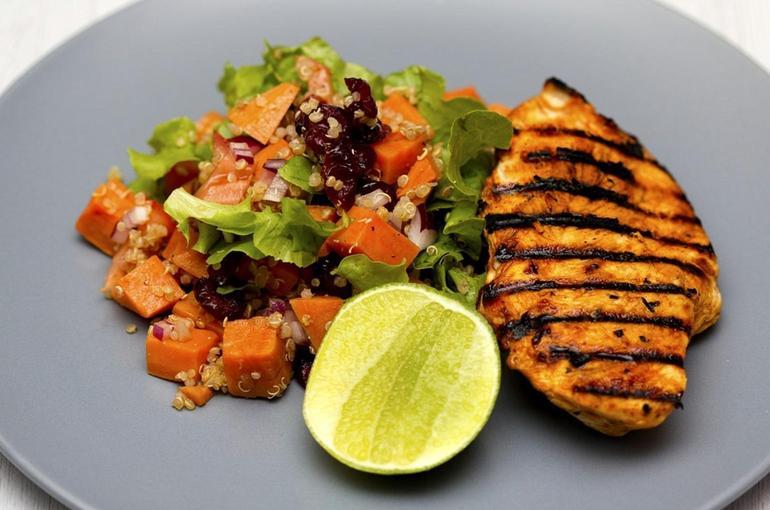 Gegrilltes Huhn mit Salat