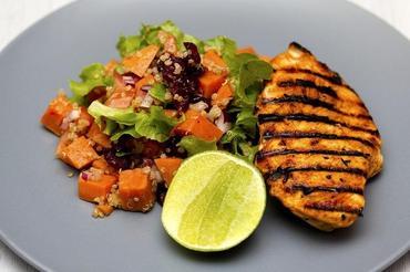 Gegrilltes Huhn mit Salat