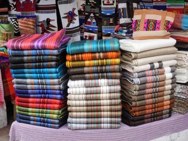 Stoffe auf dem Markt in Otavalo